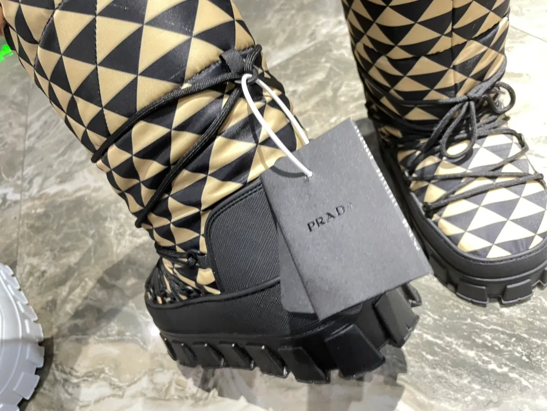 👟👟Ex-factory price 740👟👟 The highest version on the market, Prada's king style, snow boots, ski boots, fat and cute, so cute →_→ From the Prada limited series, unique. Shiny nylon Oblique upper with criss-cross straps for an ideal fit. The boots are made of technical fabric and have a short-cut version. They can be worn in the city or in the mountains. They make the calves slimmer, taller, warmer and have a concave shape. The boots and soles use the original waterproof effect. The size is 35-40. 41Customized